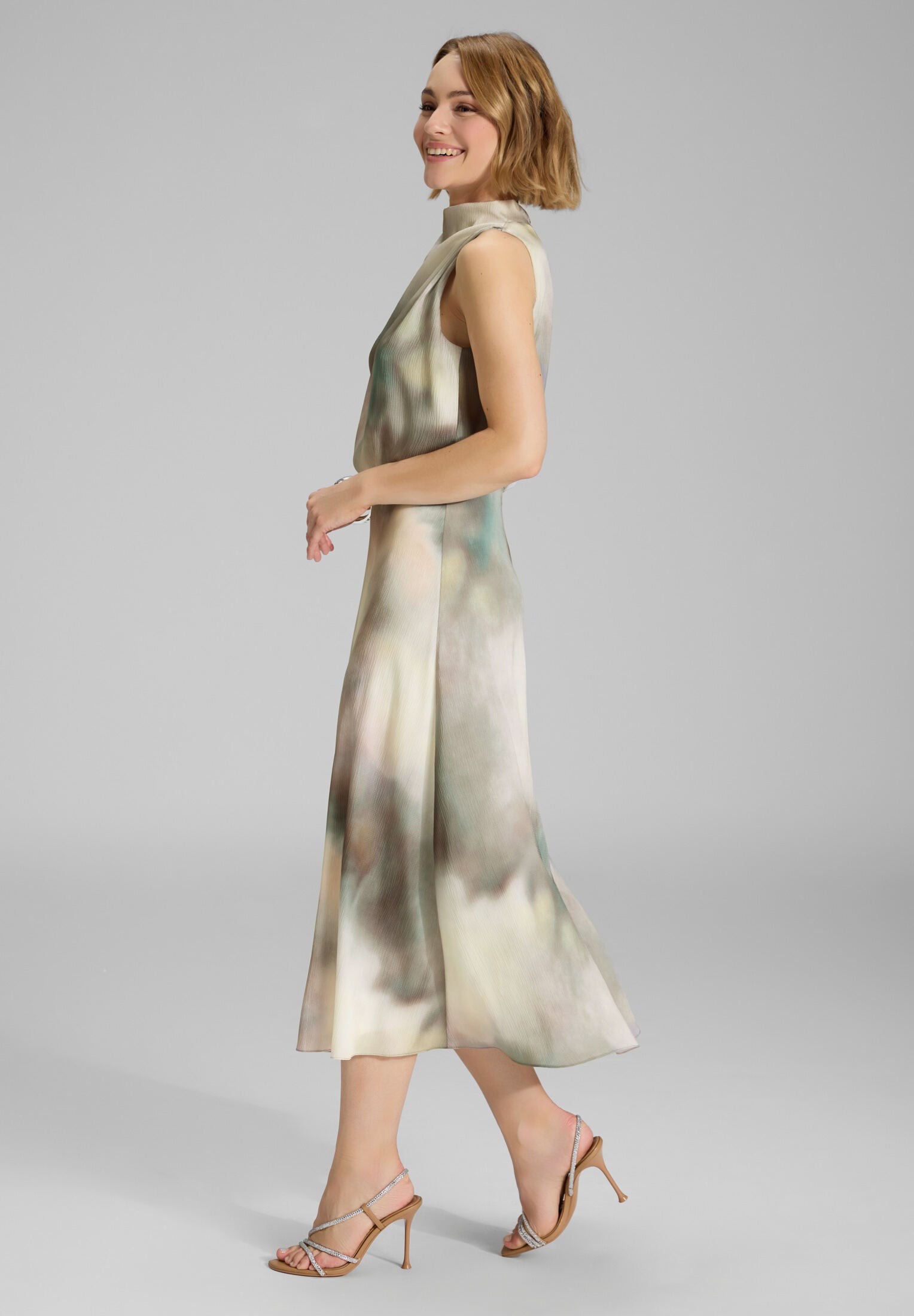 Midi Kleid aus gehämmertem Satin mit abstraktem Druck und Drapierung am Kragen