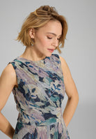 Midi Kleid mit diagonaler Drapierung aus bedrucktem Plissee Jersey