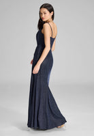 Figurbetontes Abendkleid mit Beinschlitz