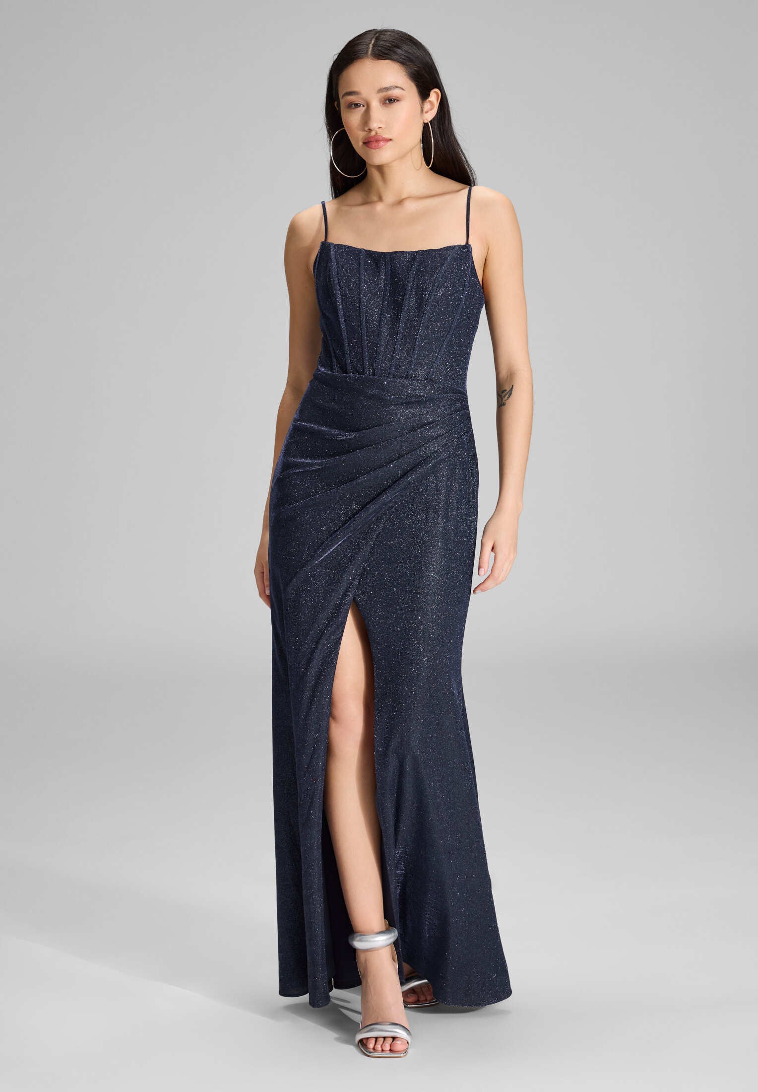 Figurbetontes Abendkleid mit Beinschlitz