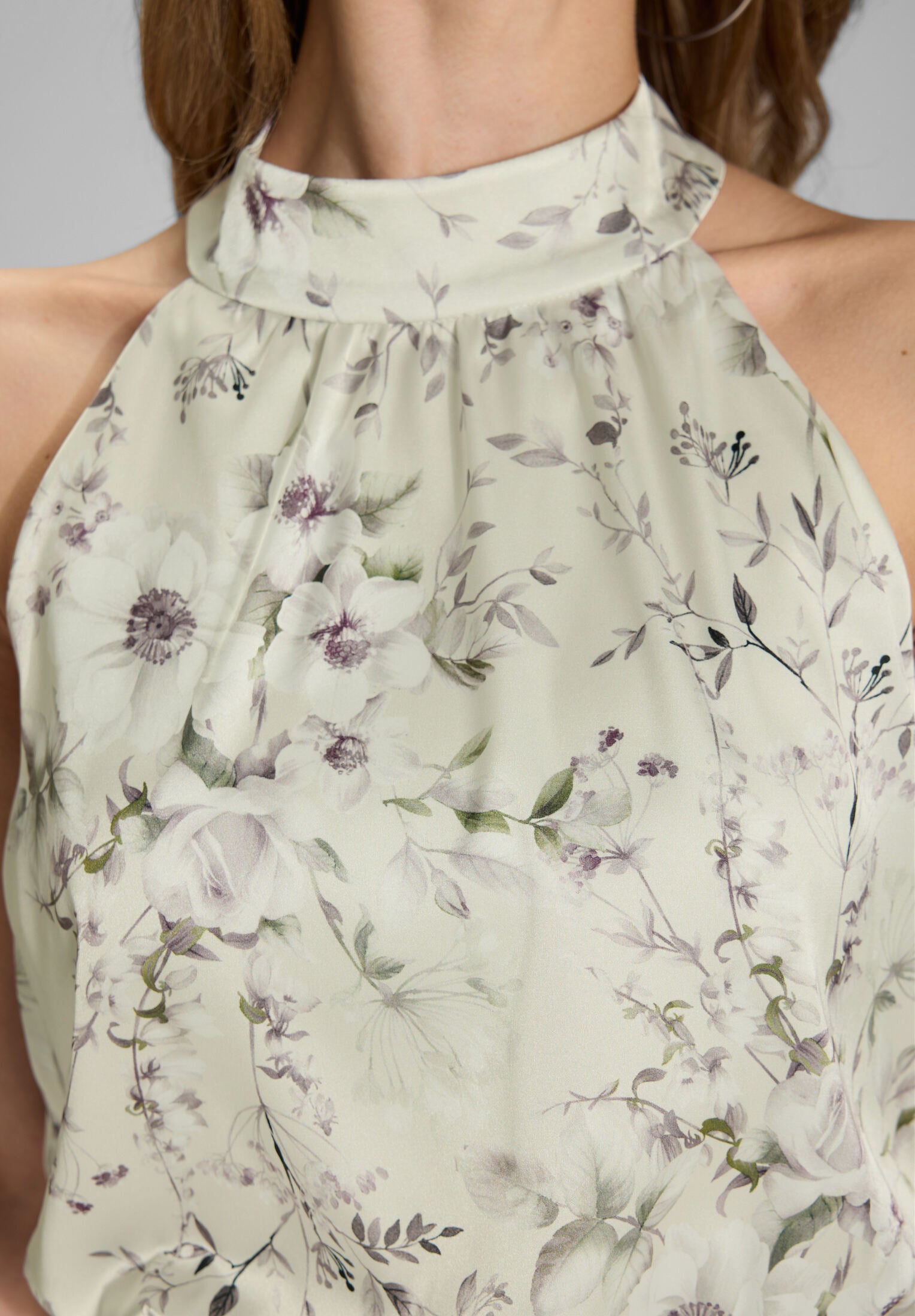 Cocktailkleid aus floral bedrucktem Satin mit Volant Saum