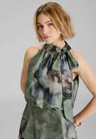 Bedrucktes Cocktailkleid mit Schluppe aus nachhaltigem Satin