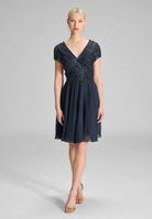 Besticktes Chiffonkleid mit kurzen Ärmeln navy