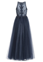 Bodenlanges Tüllkleid mit Stickerei