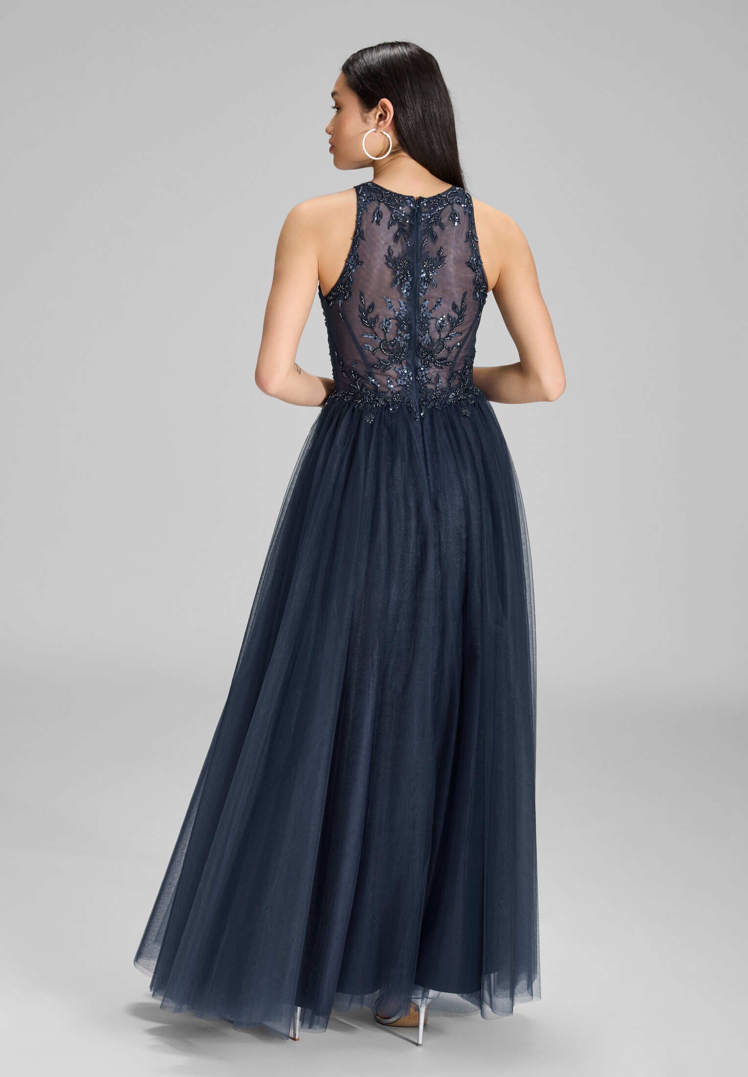 Bodenlanges Tüllkleid mit Stickerei