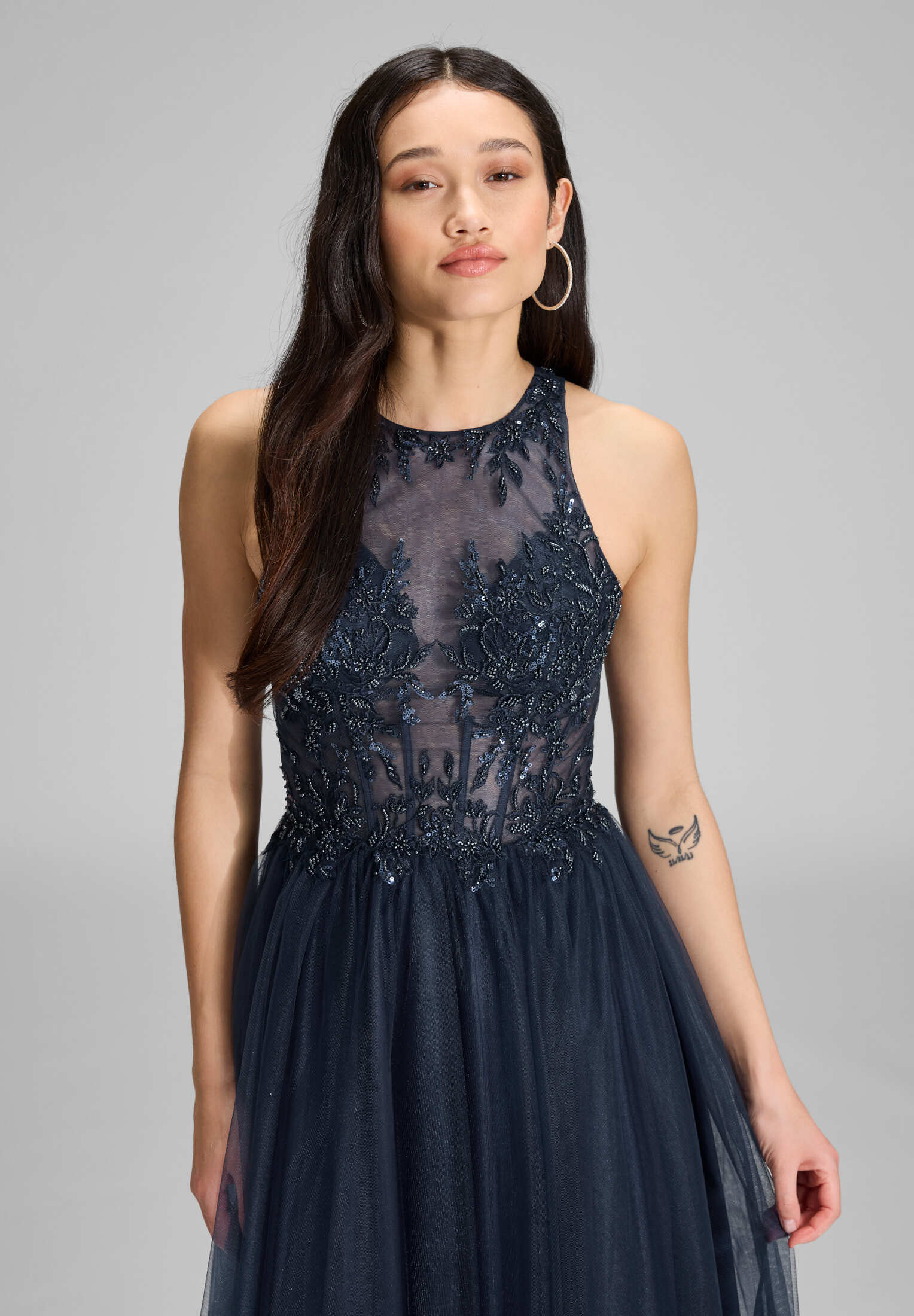 Bodenlanges Tüllkleid mit Stickerei