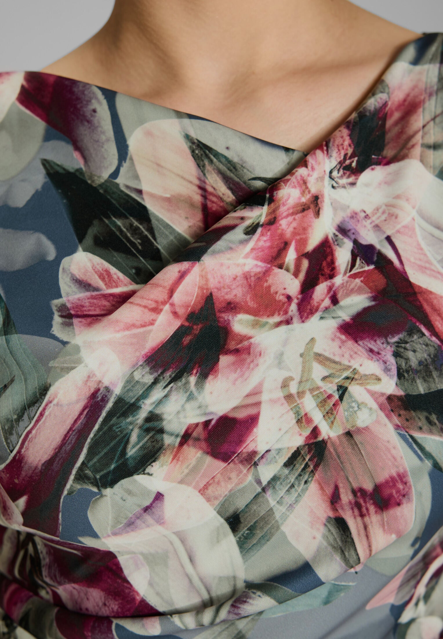 Etui Kleid aus bedrucktem Scuba mit Drapierung