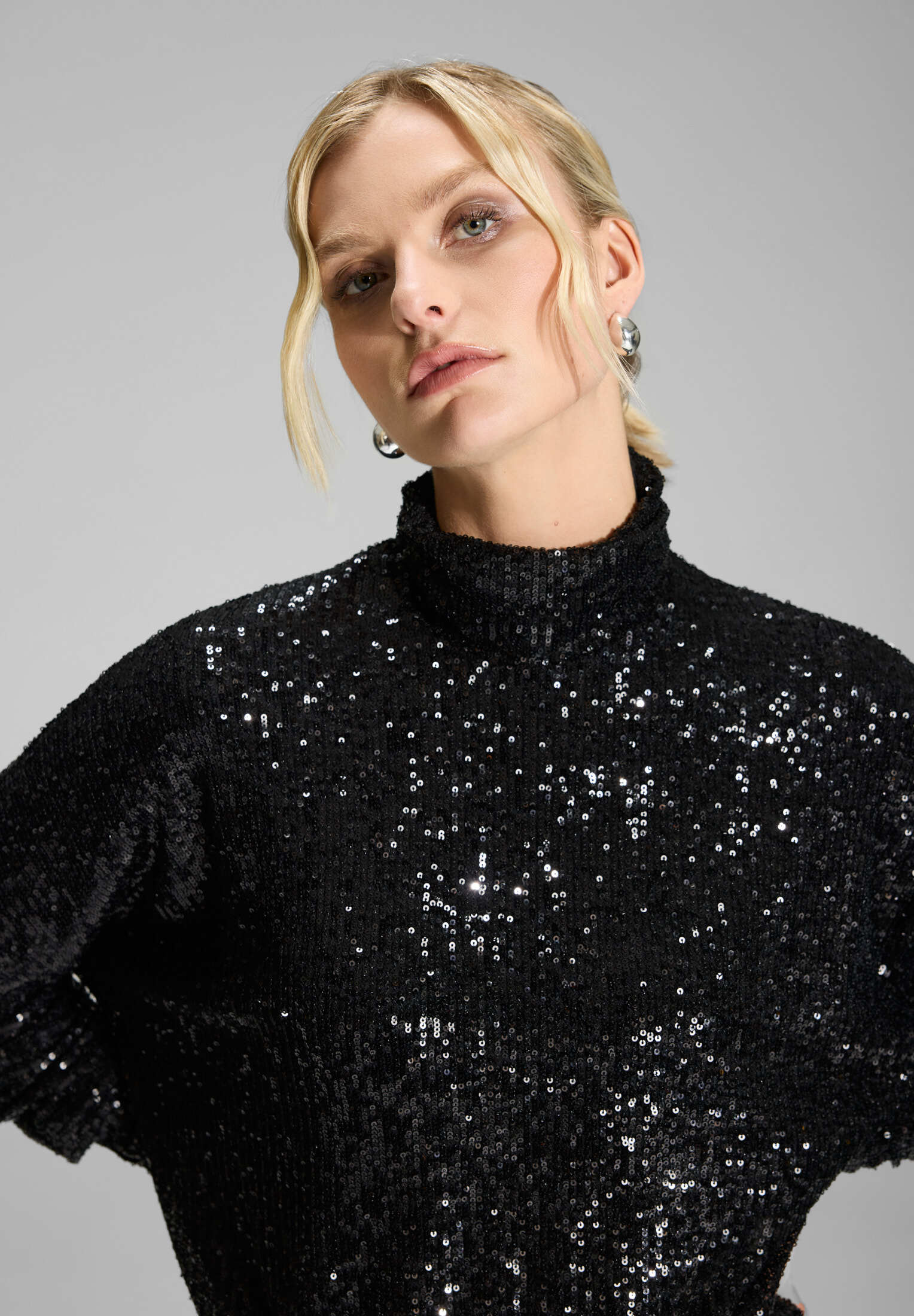 Kurzes Cocktailkleid aus elastischer Paillette mit Fledermausärmel