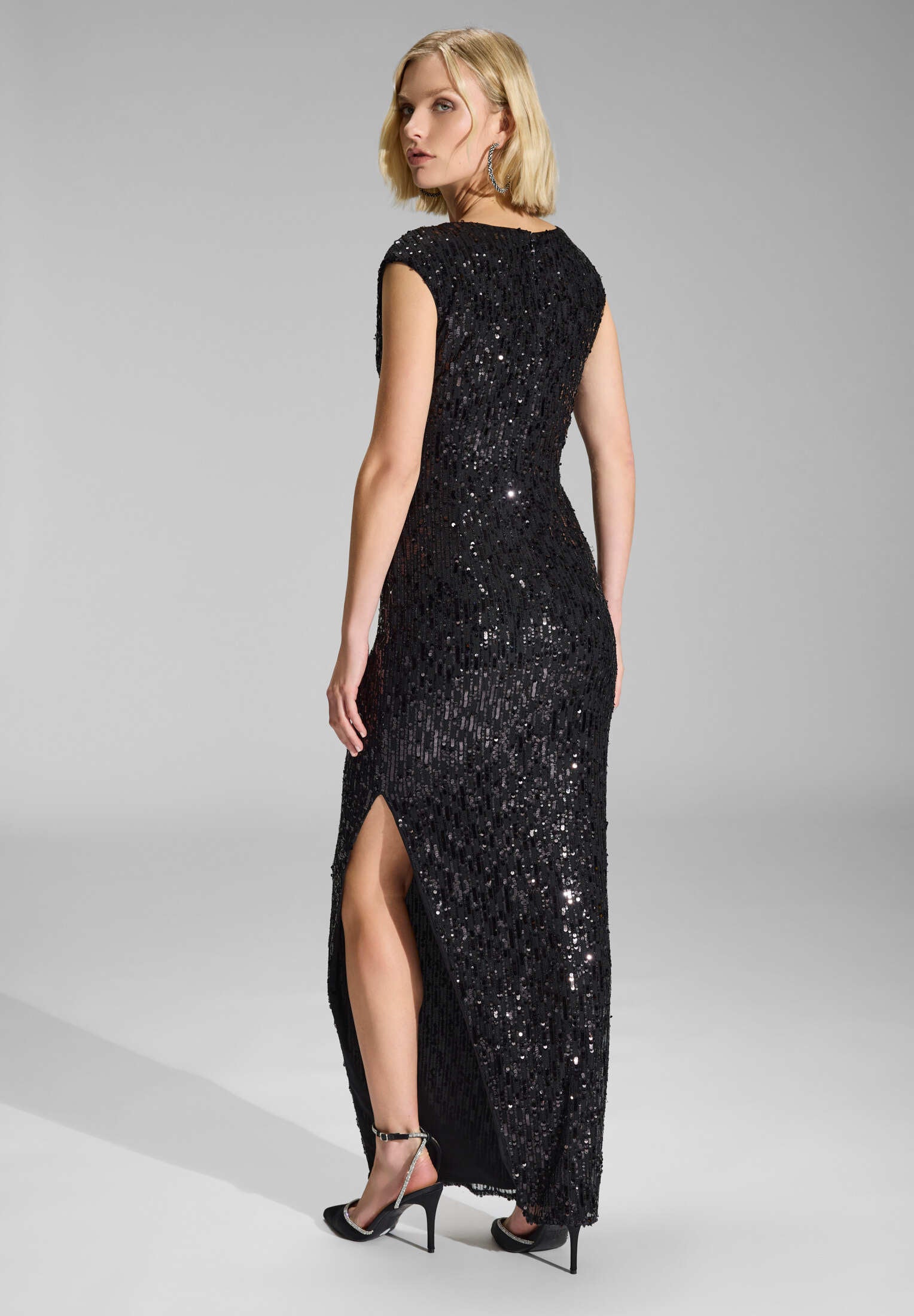 Abendkleid aus funkelnder Paillette mit Wickelausschnitt und Beinschlitz