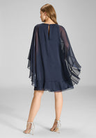 Kurzes Cape-Kleid aus Crinkle Chiffon mit Volants