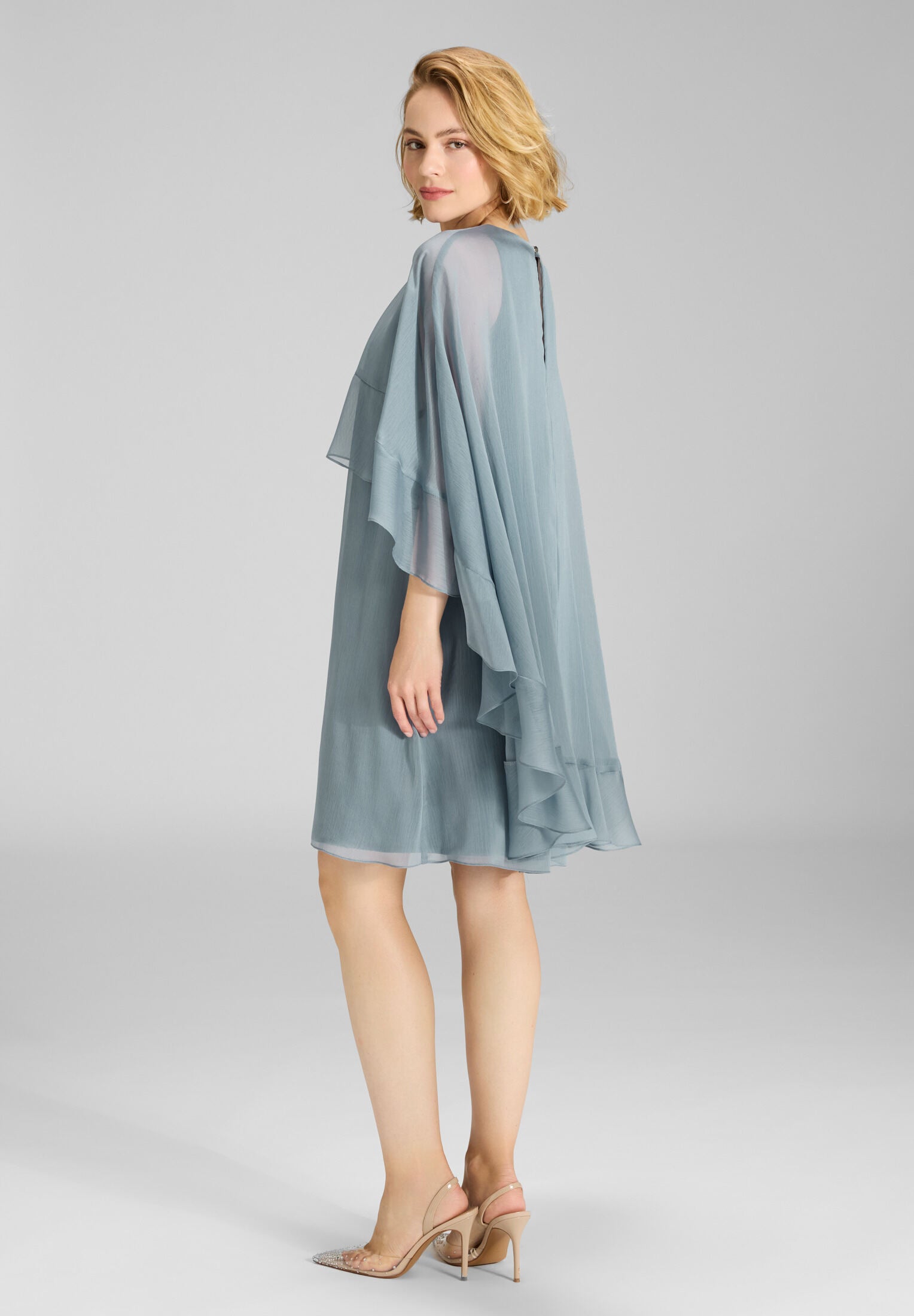 Kurzes Cape-Kleid aus Crinkle Chiffon mit Volants