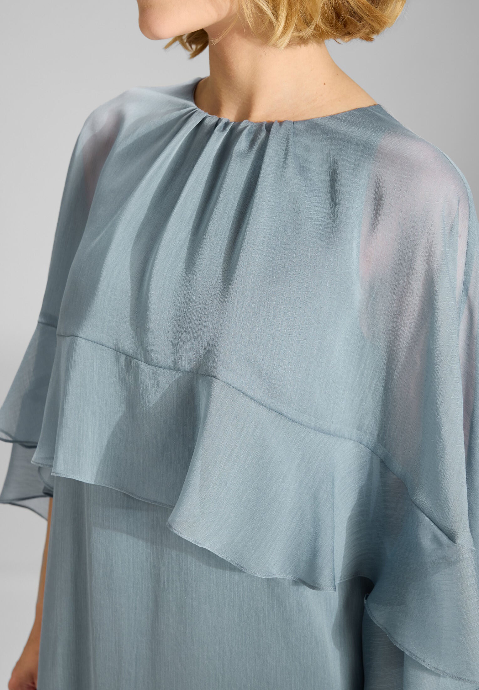 Kurzes Cape-Kleid aus Crinkle Chiffon mit Volants