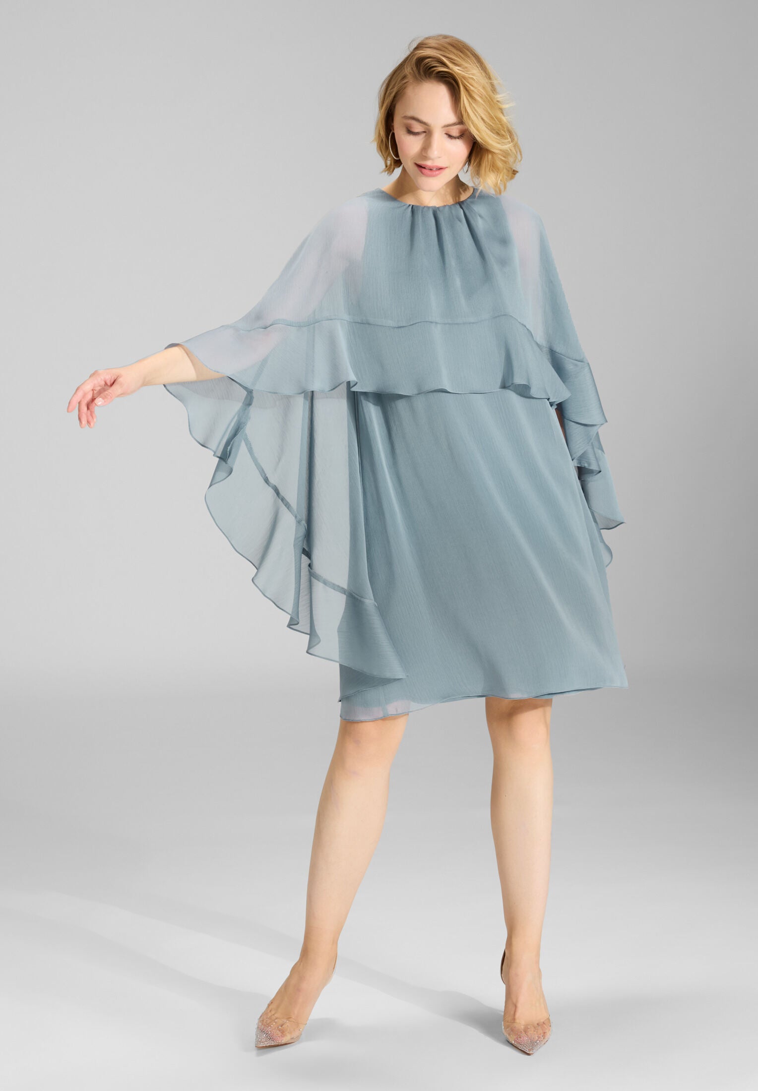 Kurzes Cape-Kleid aus Crinkle Chiffon mit Volants ice blue