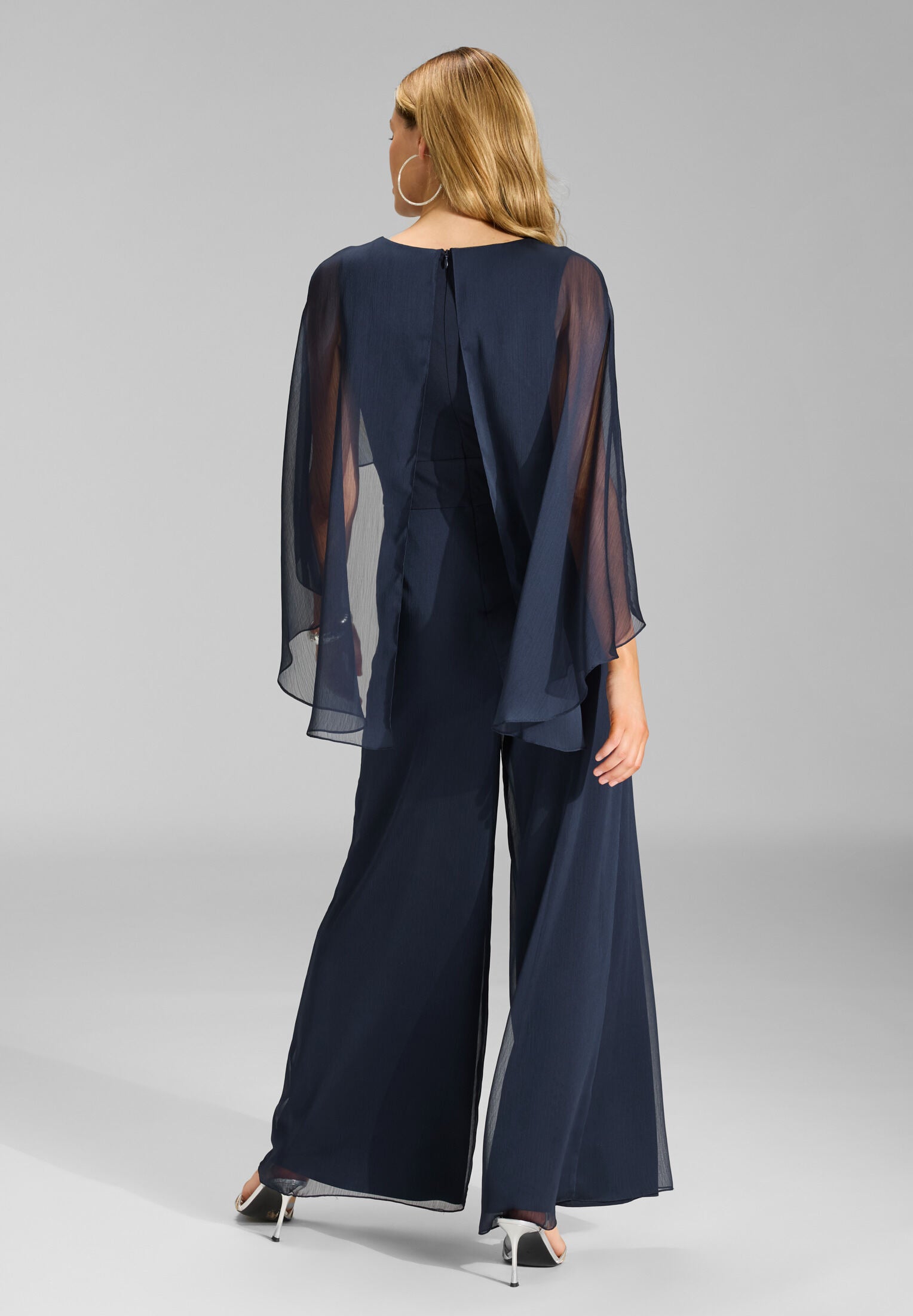 Jumpsuit aus Crinkle Chiffon mit angeschnittenem Cape