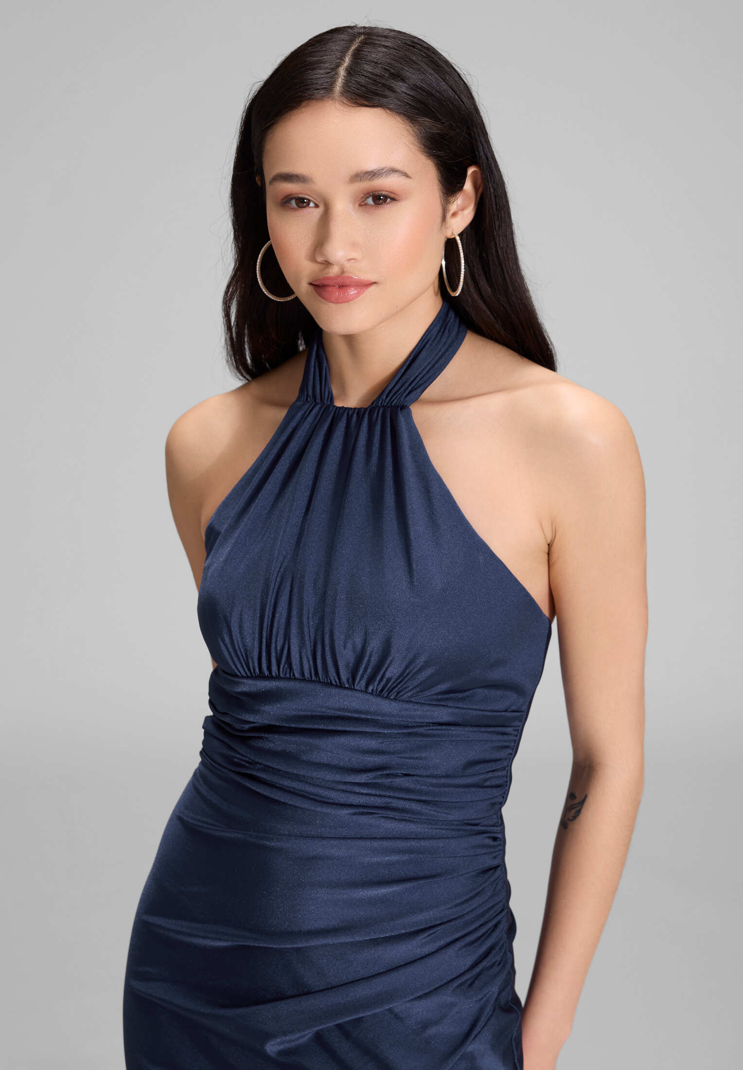 Figurbetontes Neckholder-Kleid aus Jersey