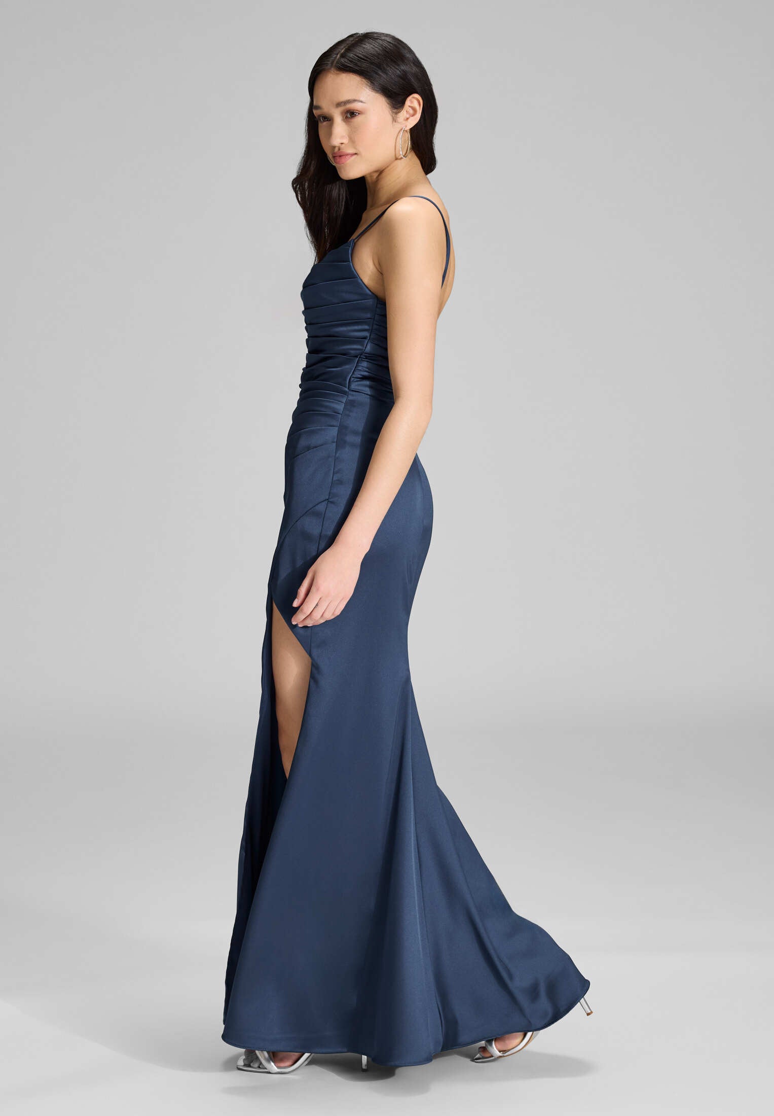 Satinkleid mit Raffungen und hohem Beinschlitz