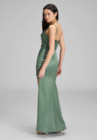 Satinkleid mit Raffungen und hohem Beinschlitz