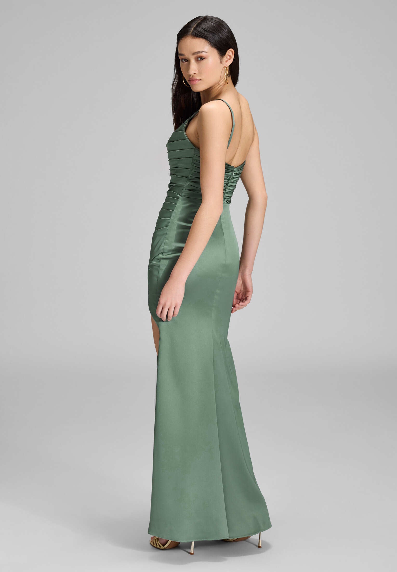 Satinkleid mit Raffungen und hohem Beinschlitz