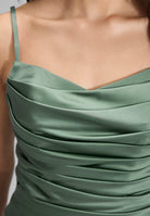 Satinkleid mit Raffungen und hohem Beinschlitz