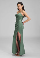 Satinkleid mit Raffungen und hohem Beinschlitz