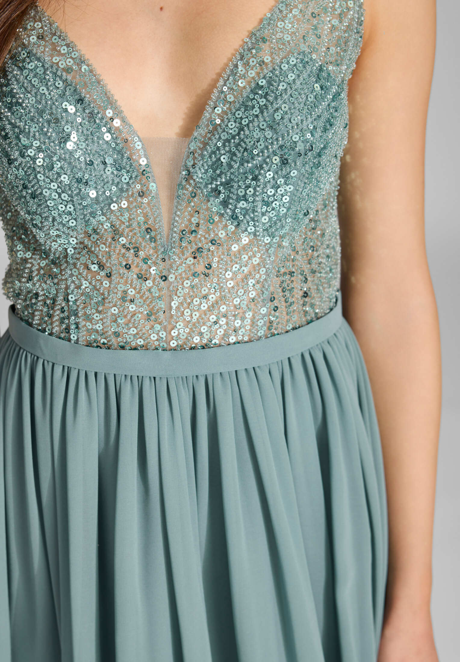 Abendkleid mit Chiffonrock und Stickerei