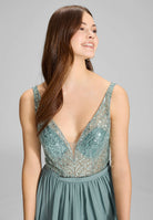 Abendkleid mit Chiffonrock und Stickerei