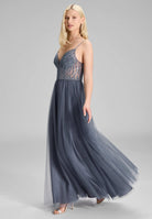 Ausgestelltes Tüllkleid mit tonaler Stickerei