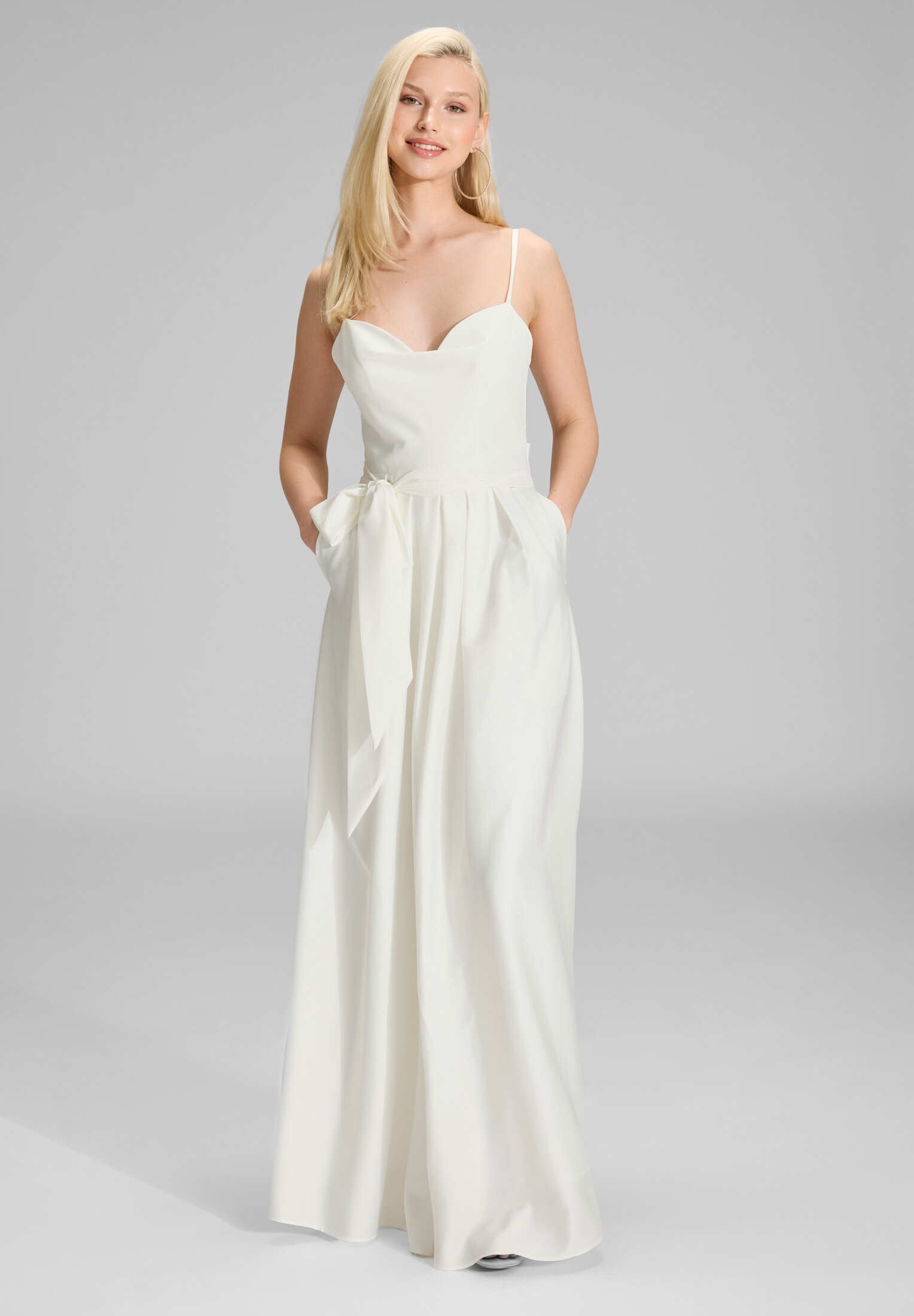 Satin Jumpsuit mit angedeutetem Wasserfallausschnitt ivory
