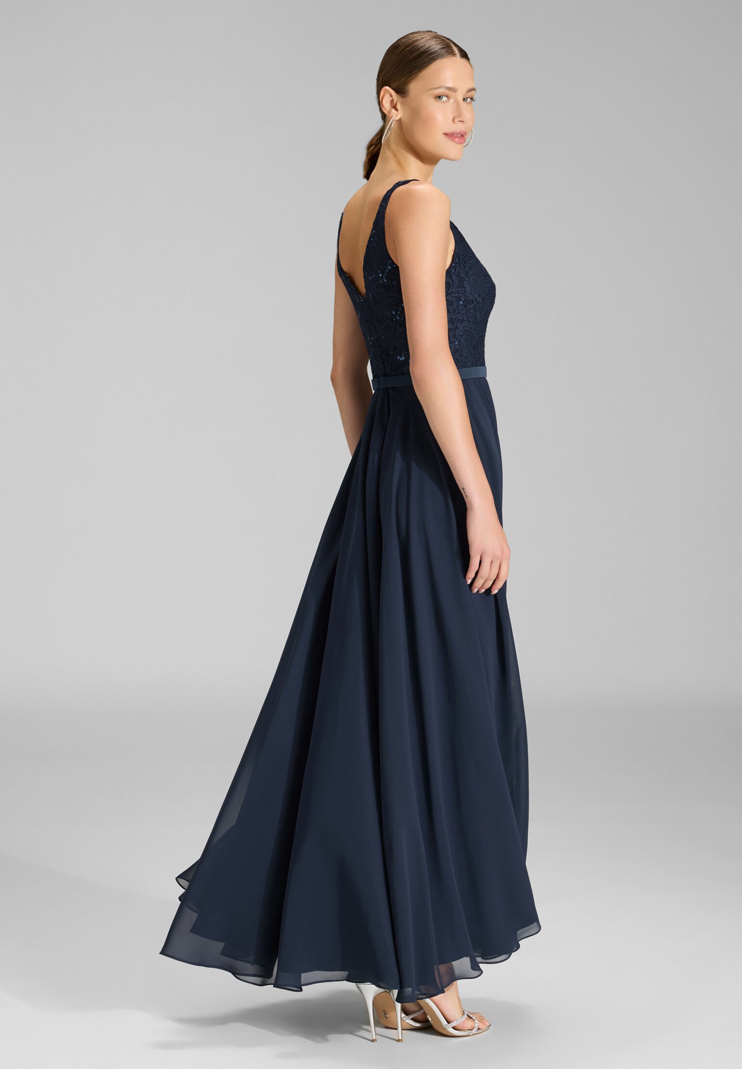 Abendkleid aus Material-Mix mit weit schwingendem Rock