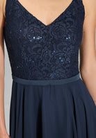 Abendkleid aus Material-Mix mit weit schwingendem Rock