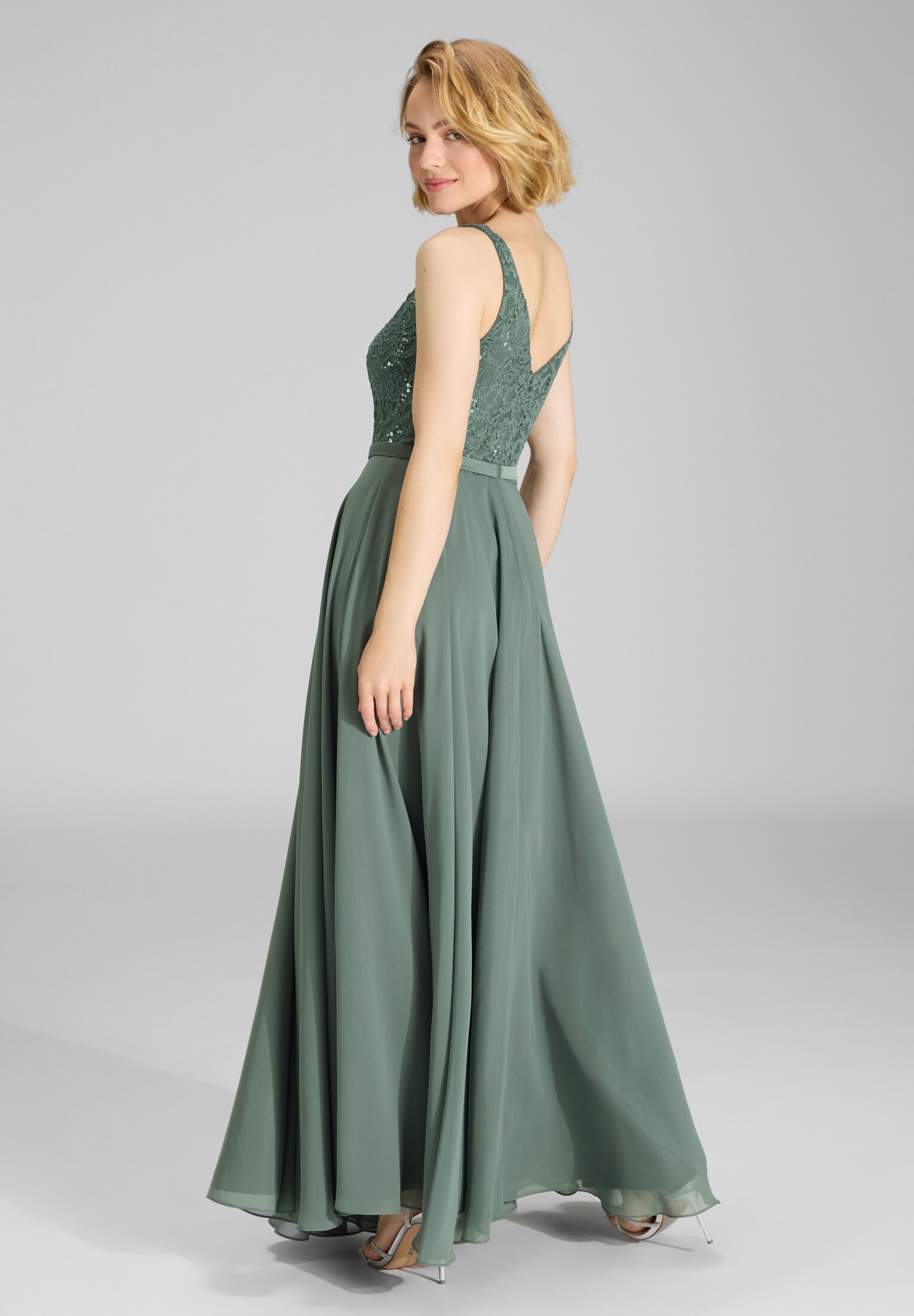 Abendkleid aus Material-Mix mit weit schwingendem Rock