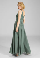 Abendkleid aus Material-Mix mit weit schwingendem Rock