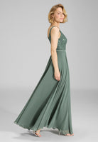 Abendkleid aus Material-Mix mit weit schwingendem Rock