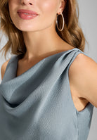 Cocktailkleid aus gehämmertem Satin mit Wasserfall Ausschnitt