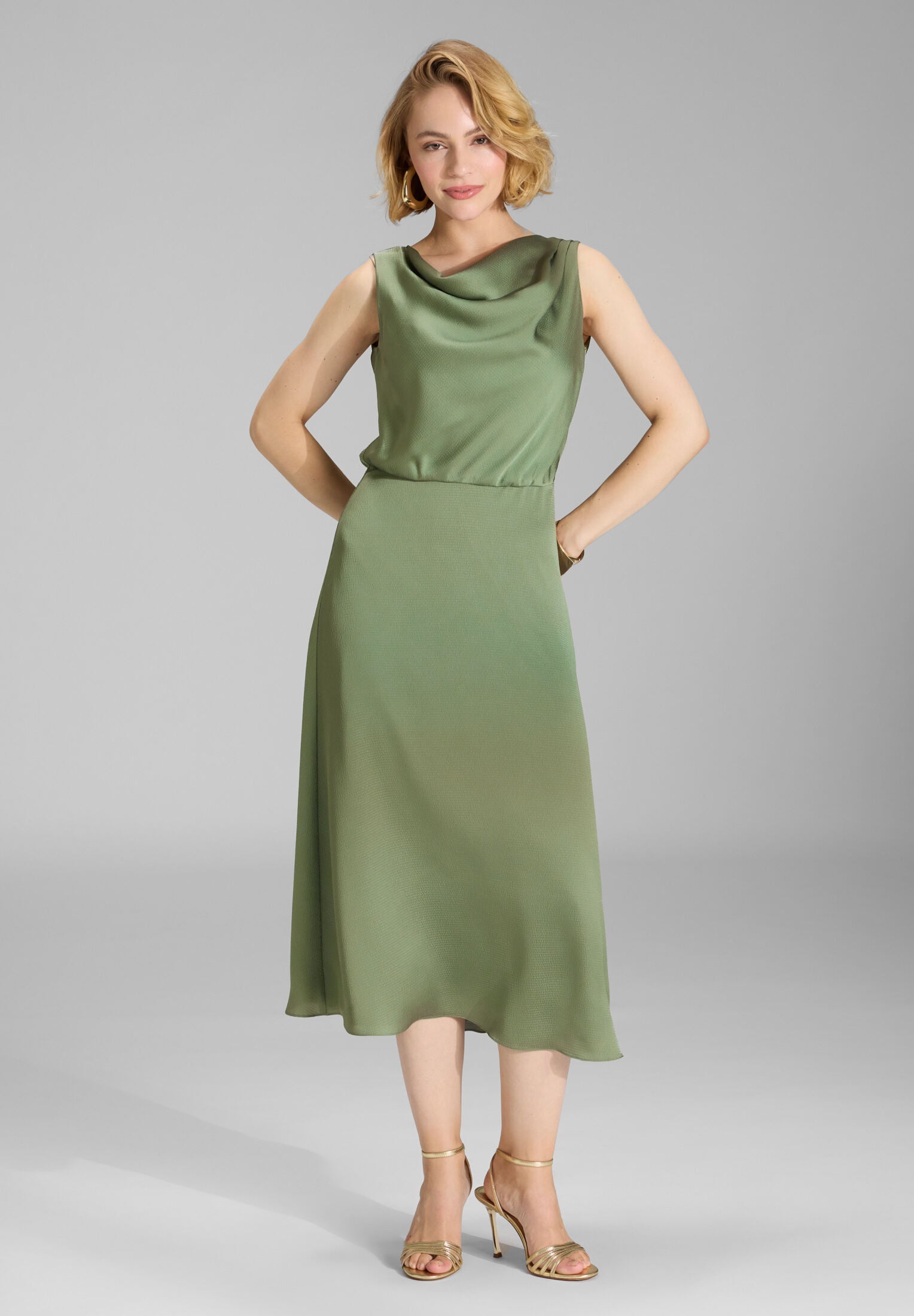 Cocktailkleid aus gehämmertem Satin mit Wasserfall Ausschnitt matcha green