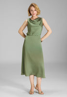 Cocktailkleid aus gehämmertem Satin mit Wasserfall Ausschnitt matcha green