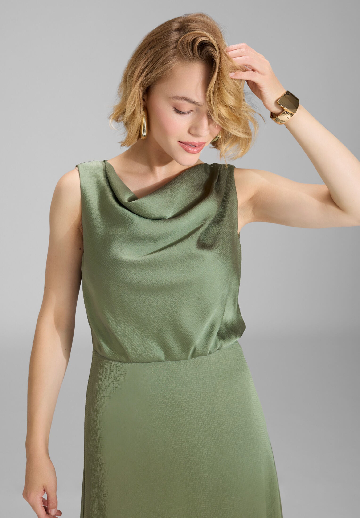 Cocktailkleid aus gehämmertem Satin mit Wasserfall Ausschnitt