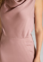 Cocktailkleid aus gehämmertem Satin mit Wasserfall Ausschnitt