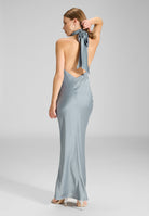 Abendkleid aus nachhaltigem Satin mit Stehkragen