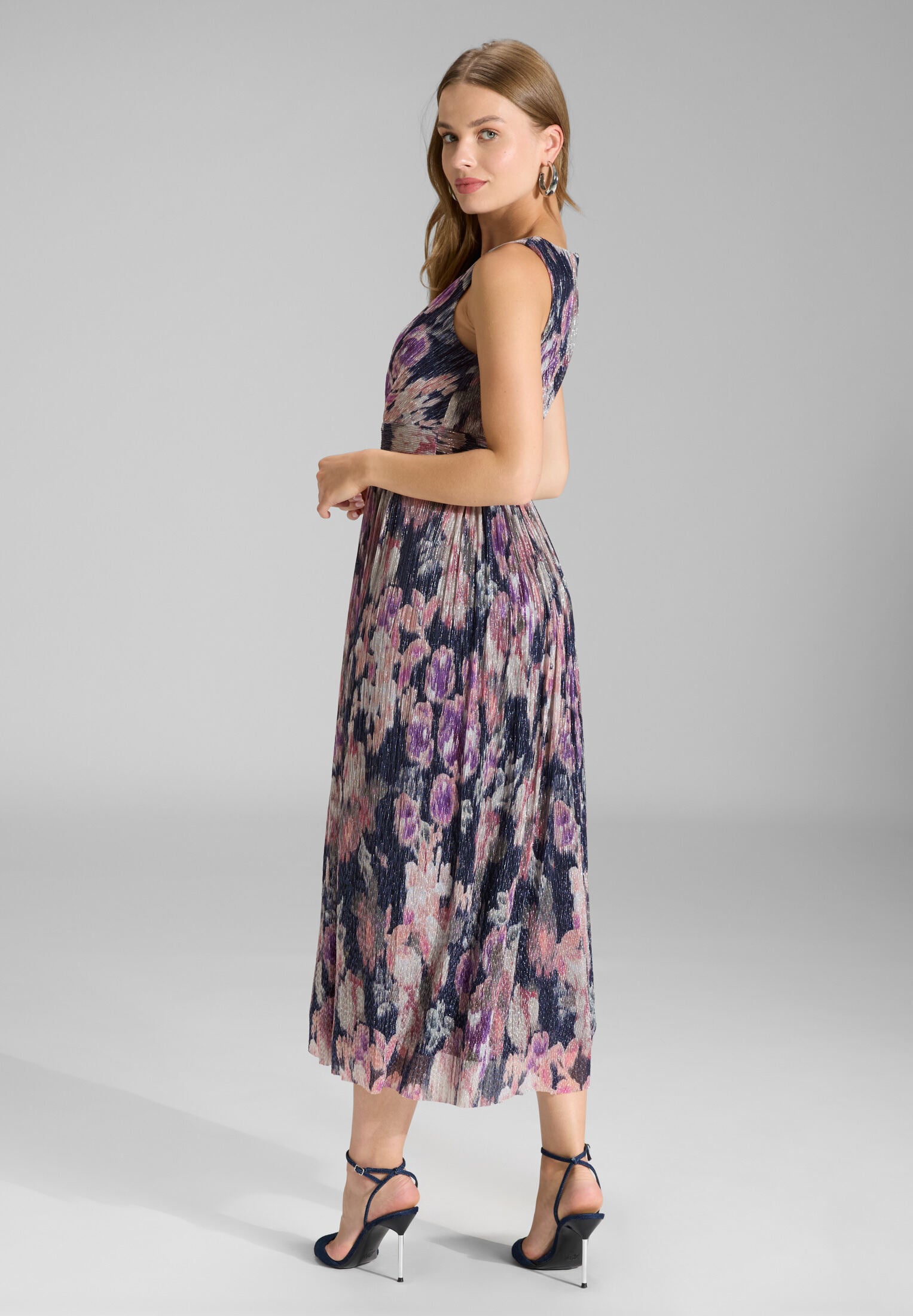 Cocktailkleid aus bedrucktem Plissee Jersey mit V-Ausschnitt