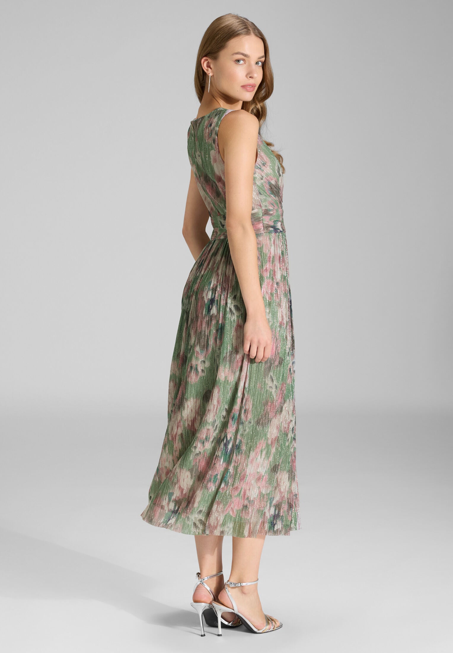 Cocktailkleid aus bedrucktem Plissee Jersey mit V-Ausschnitt