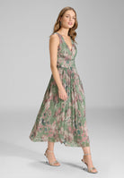 Cocktailkleid aus bedrucktem Plissee Jersey mit V-Ausschnitt