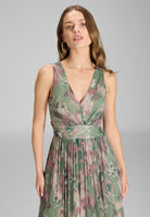 Cocktailkleid aus bedrucktem Plissee Jersey mit V-Ausschnitt