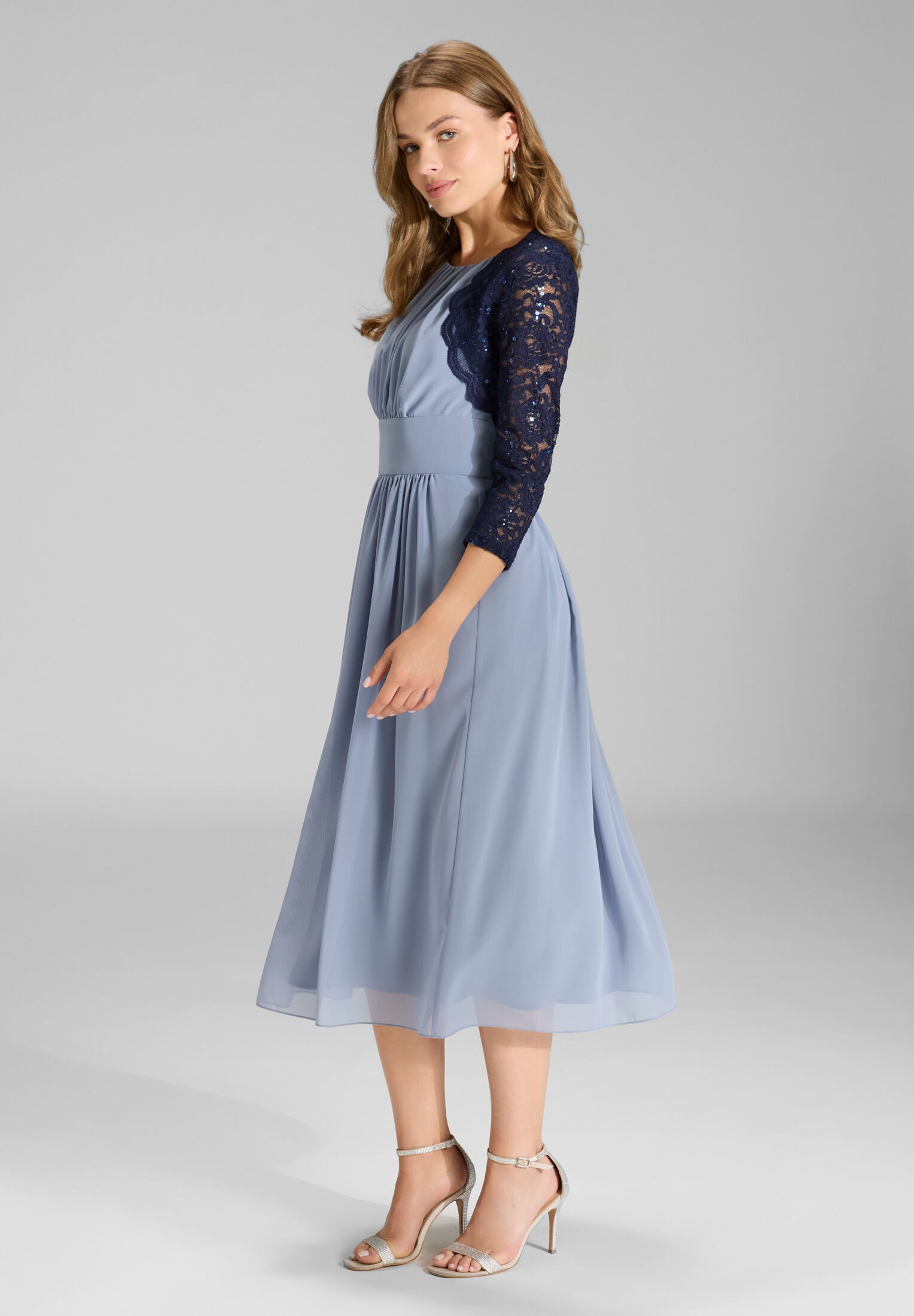 Bolero aus Spitze mit Bogenkante