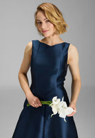 Robenartiges Abendkleid mit Eingrifftaschen