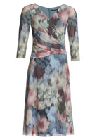 Midi Kleid aus bedrucktem Mesh in Wickel Optik