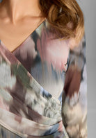 Midi Kleid aus bedrucktem Mesh in Wickel Optik