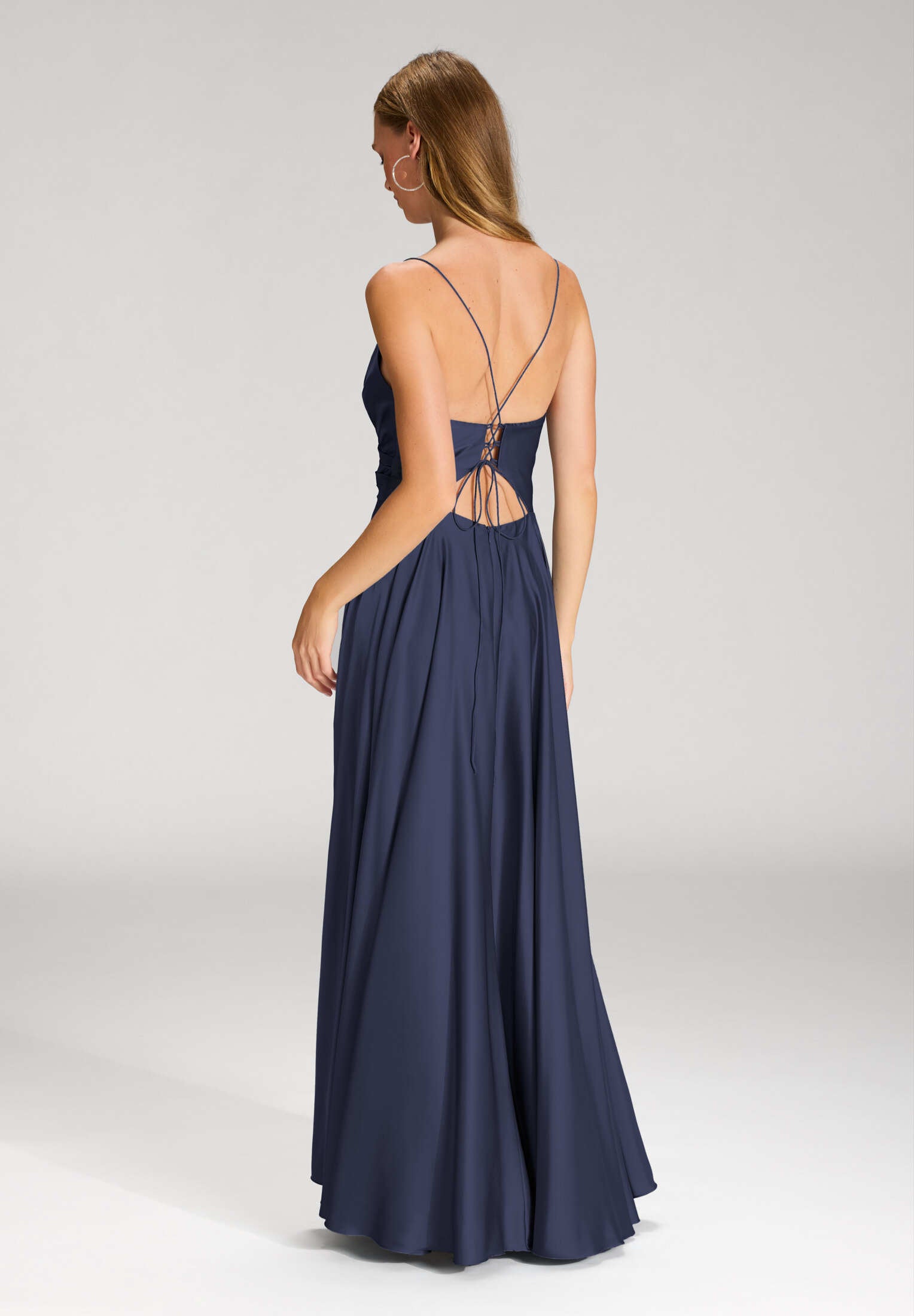 Satinkleid mit Schnürung am Rücken