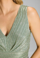 Cocktailkleid aus glänzendem Plissee Jersey mit V-Ausschnitt