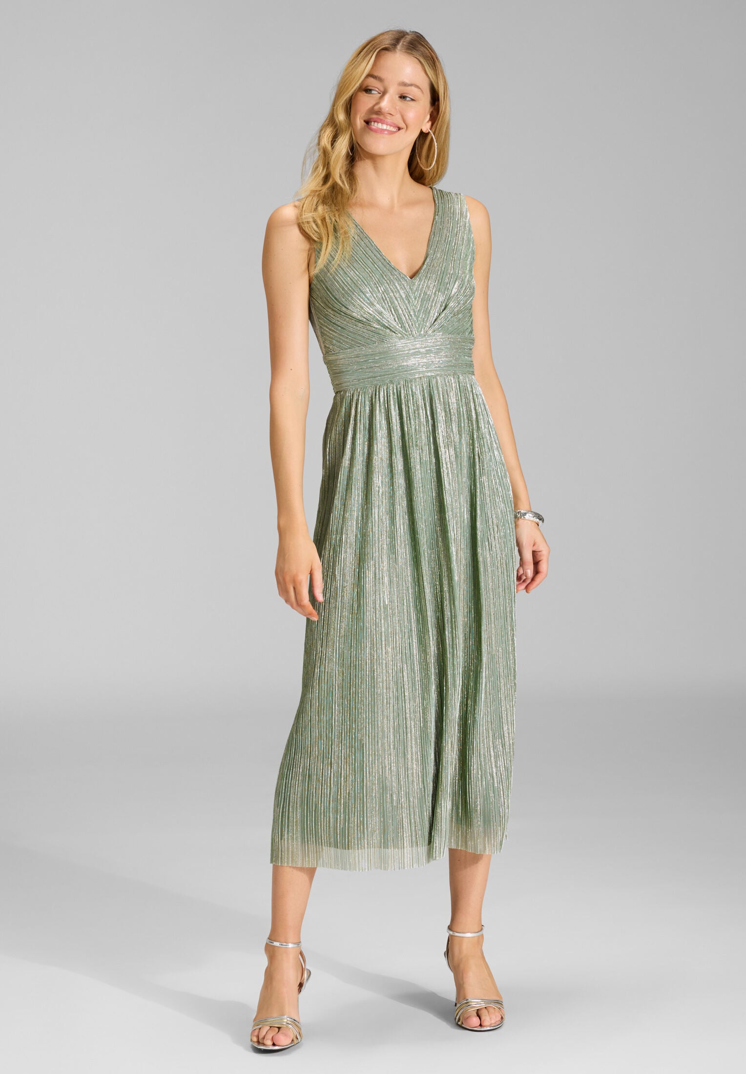 Cocktailkleid aus glänzendem Plissee Jersey mit V-Ausschnitt matcha green | gold